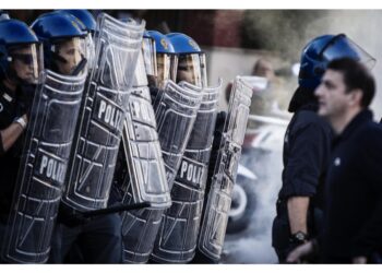 Lancio oggetti da 500 romanisti