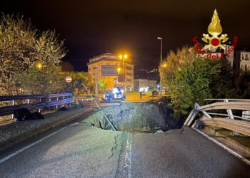 Caduti con auto in una voragine apertasi in strada nel Vicentino