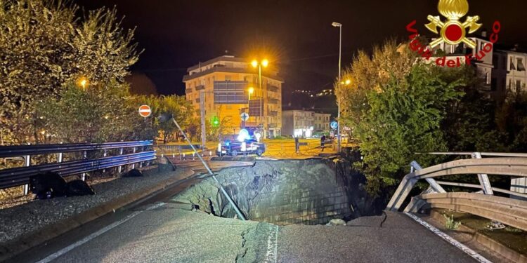 Caduti con auto in una voragine apertasi in strada nel Vicentino