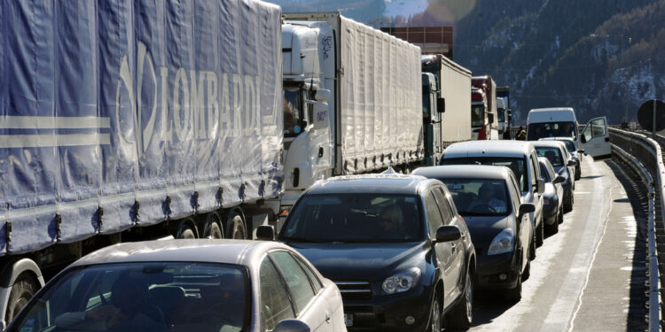 Lievi ferite per le due persone a bordo del mezzo