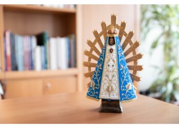 Statuetta consegnata alla rettrice a Santa Marta