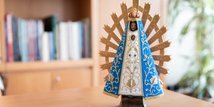 Statuetta consegnata alla rettrice a Santa Marta