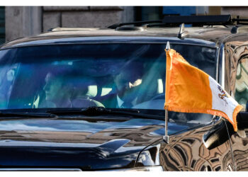 Accompagnato da un lungo corteo