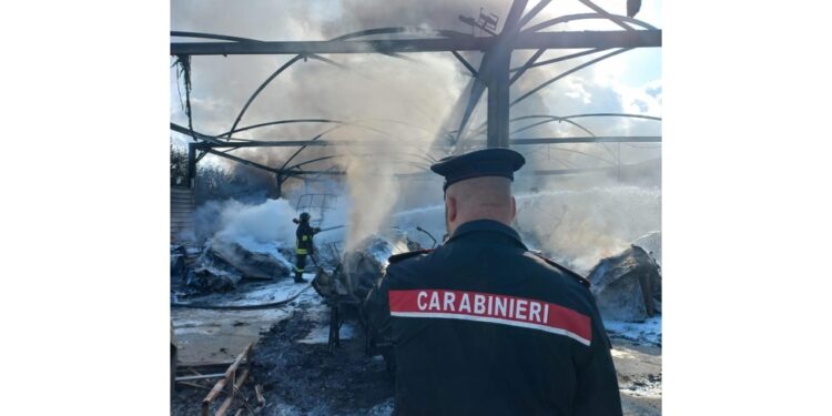 A Pozzuoli spegnimento ancora in corso. Indagini dei Carabinieri