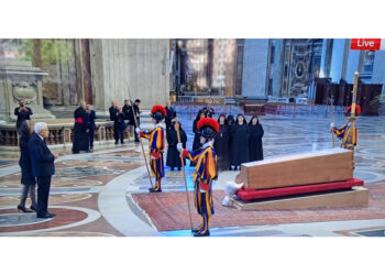 La papamobile lascia il Vaticano