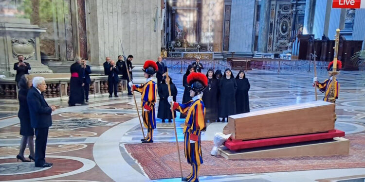 La papamobile lascia il Vaticano