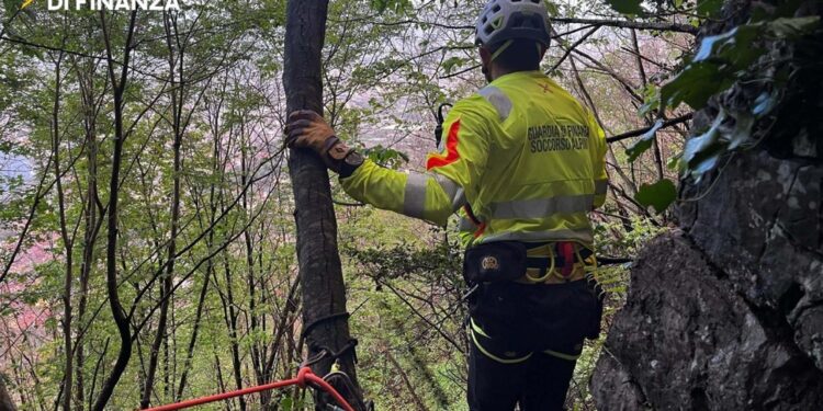 In azione uomini Guardia Finanza e Soccorso Alpino Speleologico