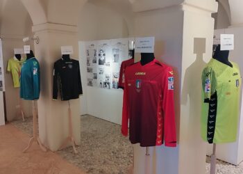 Alcune maglie di arbitri esposte ad Arcore