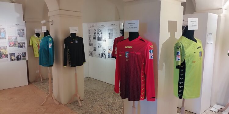 Alcune maglie di arbitri esposte ad Arcore