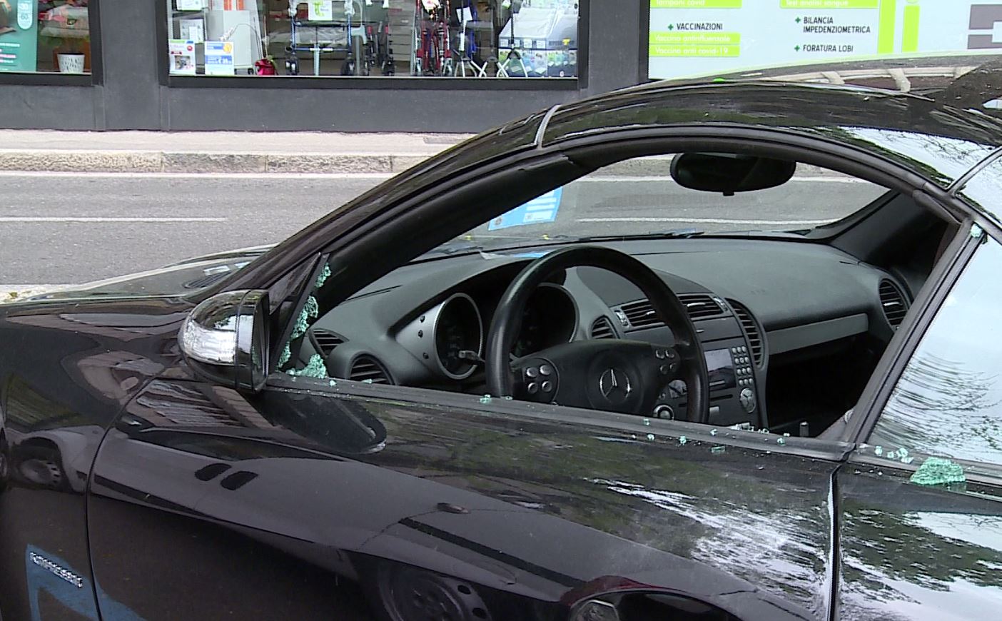 Raid in viale Varese, danneggiate dodici auto in sosta