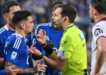 I giocatori del Como e l'arbitro Marcenaro durante la sfida con il Torino (foto Roberto Colombo)