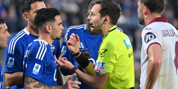 I giocatori del Como e l'arbitro Marcenaro durante la sfida con il Torino (foto Roberto Colombo)