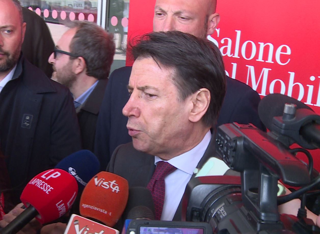 FOCUS – Il peso dei dazi Usa sul Salone del Mobile, Conte: “Essere compatti in Europa e minacciare con i contro-dazi”