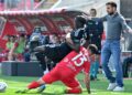 Una fase di Monza-Como, con un fallo su Diao e con Cesc Fabregas che protesta