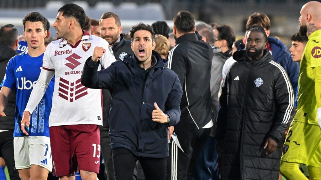 Gioia e grinta nel gesto di esultanza di Fabregas alla fine di Como-Torino (foto Roberto Colombo)