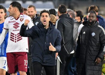 Gioia e grinta nel gesto di esultanza di Fabregas alla fine di Como-Torino (foto Roberto Colombo)
