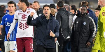 Gioia e grinta nel gesto di esultanza di Fabregas alla fine di Como-Torino (foto Roberto Colombo)