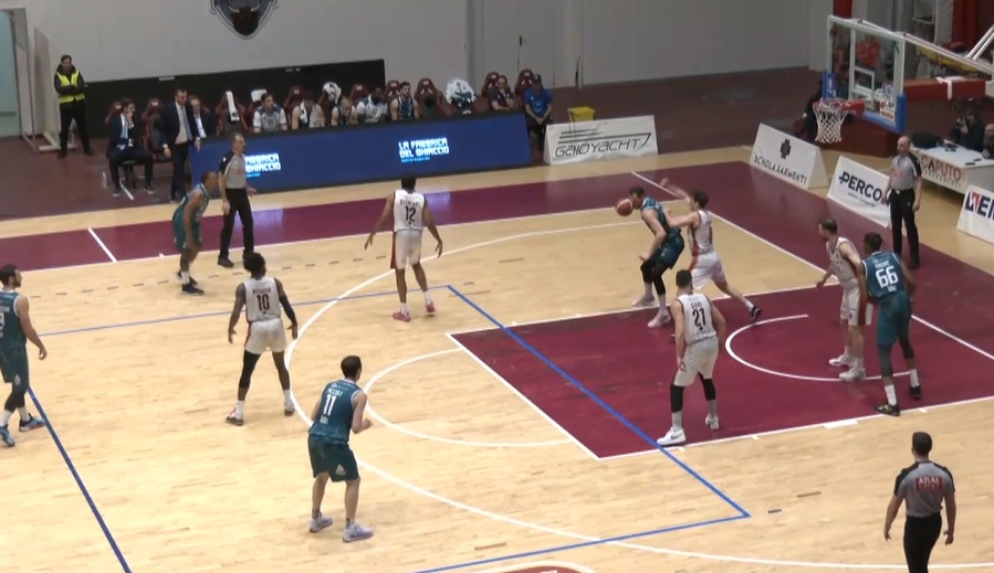 La Pallacanestro Cantù trionfa contro Nardò, 87 a 73 il risultato finale