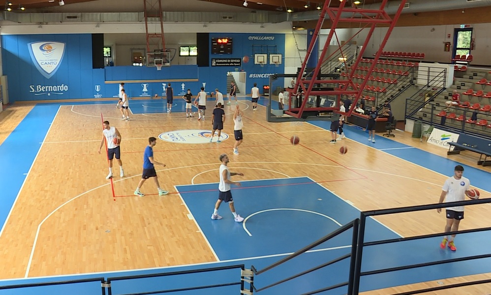 Basket, la Pallacanestro Cantù sfida Pesaro. Match domenica alle 18 davanti al pubblico di casa