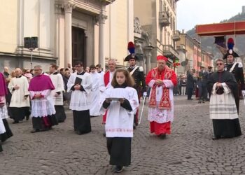 La processione del Venerdì Santo a Como con il vescovo Oscar Cantoni