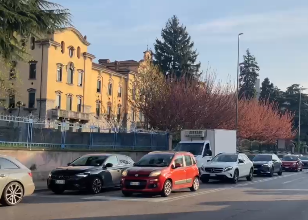 Como, incidente in via Pasquale Paoli: traffico in tilt