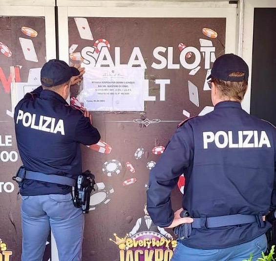 Dormiva sul retro e lasciava la gestione della sala giochi all’addetta alle pulizie: licenza sospesa a un 32enne cinese