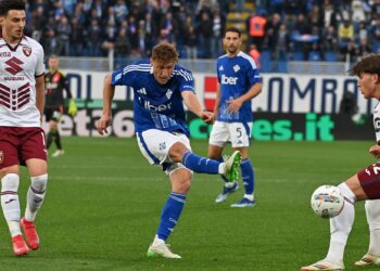 Una conclusione di Vojvoda durante Como-Torino (foto Roberto Colombo)