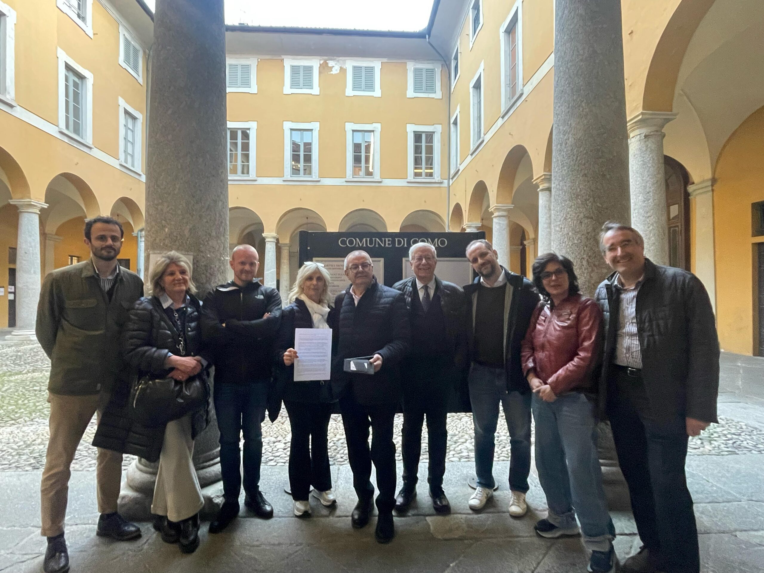 Consiglio comunale di Como: scontro sindaco-opposizione. La minoranza lascia l’aula