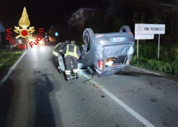 Un’auto si ribalta sulla statale dei Giovi