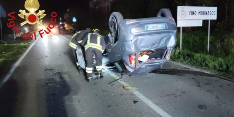 Un’auto si ribalta sulla statale dei Giovi