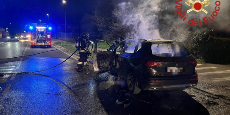 Incendio auto via Tentorio