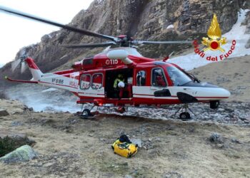 Escursionisti salvati dall'elicottero dei vigili del fuoco
