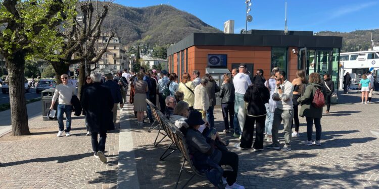Fila alla Navigazione a Como