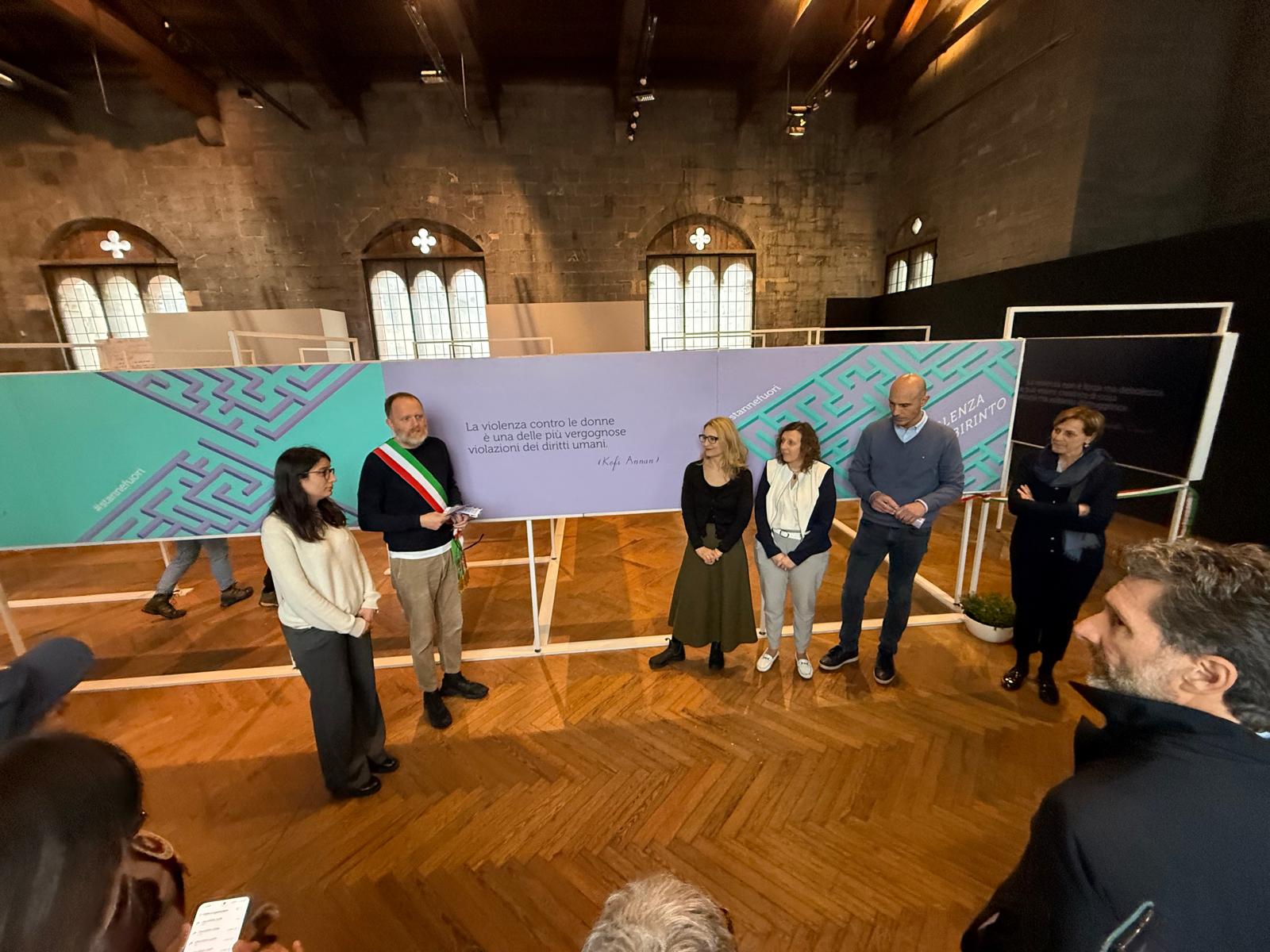 “Il labirinto della violenza” al Broletto di Como