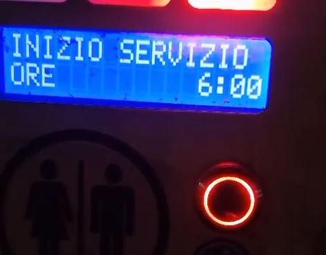 Bagni pubblici chiusi di notte a Como. Cantaluppi (FdI): “Taxi e NCC, turni obbligatori ma senza servizi”
