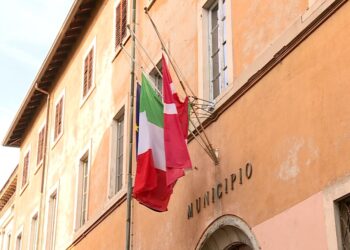 bandiere comune a mezz'asta