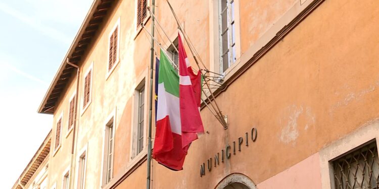 bandiere comune a mezz'asta