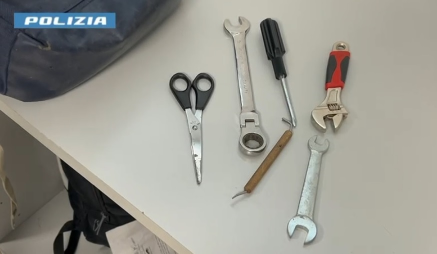 Como, si aggira tra le villette con arnesi da scasso. Denunciato dalla polizia un 31enne rumeno