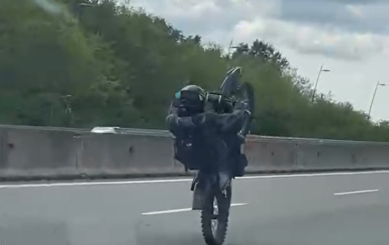 Impenna con la moto in Pedemontana senza targa
