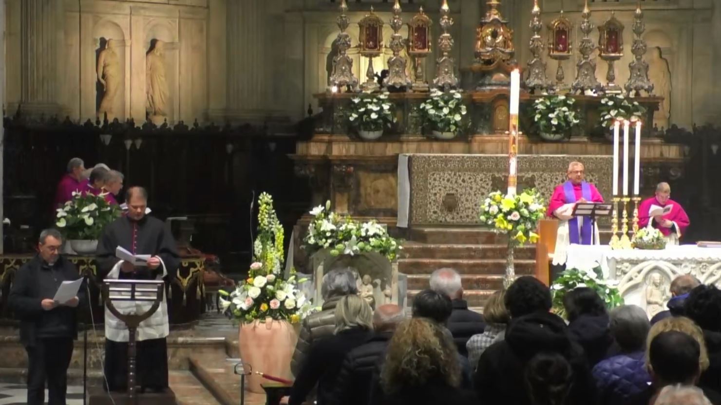 Veglia di preghiera per Papa Francesco. Centinaia di fedeli in Duomo, l’abbraccio della Diocesi di Como