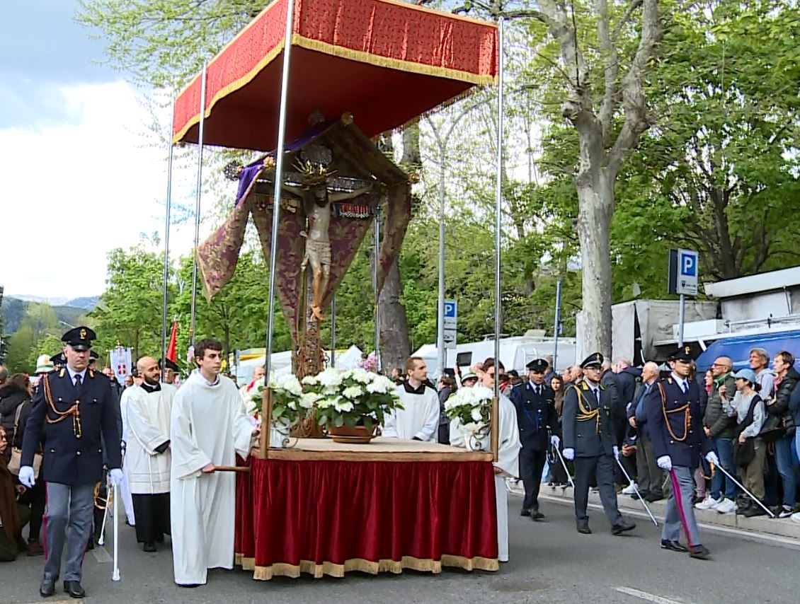 Il crocifisso del miracolo attraversa le vie di Como per la processione del venerdì santo