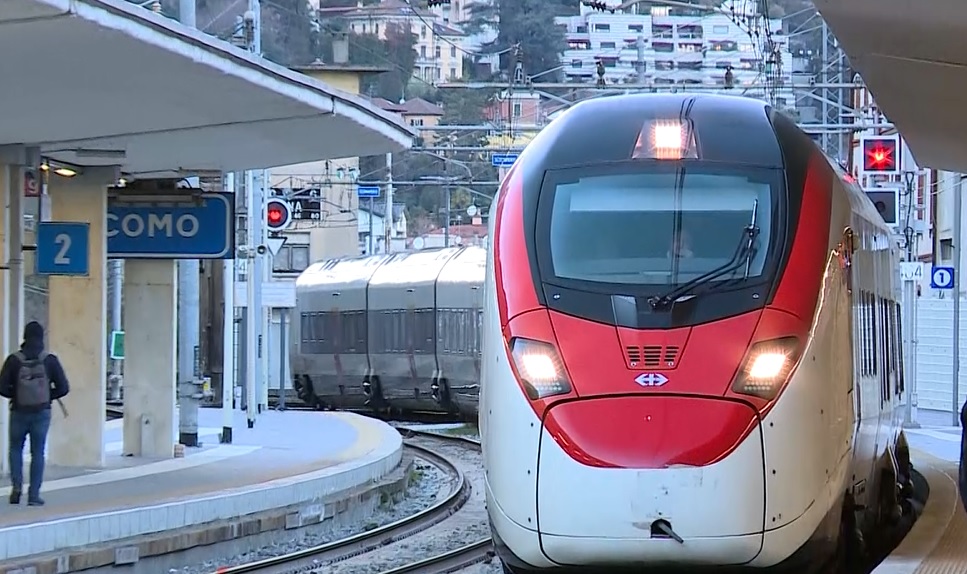 Caos treni, ennesima mattinata di disagi per i pendolari comaschi