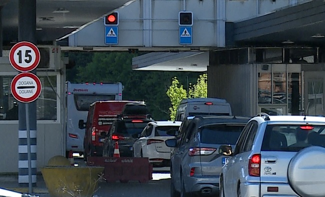 Al via il ponte del 25 aprile: code e rallentamenti sull’A9, Regina e Lariana sorvegliate speciali