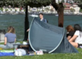 turisti lungolago di Como