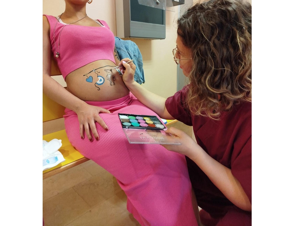 A Foggia i pancioni delle future mamme colorati con pennelli