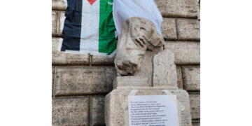 Statua coperta da sudario