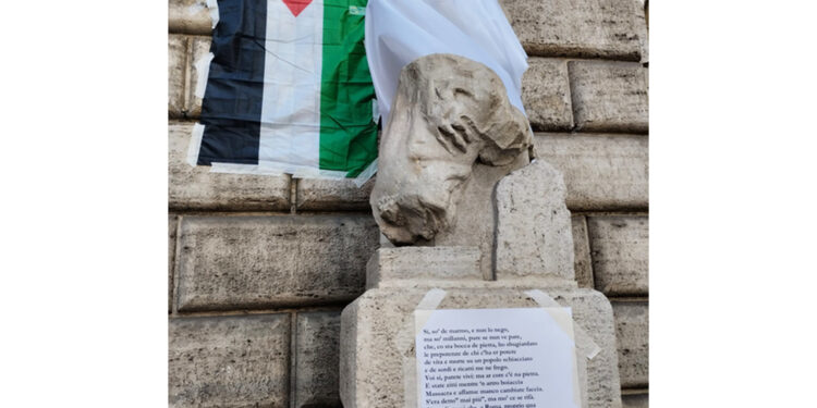 Statua coperta da sudario