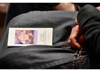 Celebrata dal cardinale Re. Alle 16.30 al via il conclave