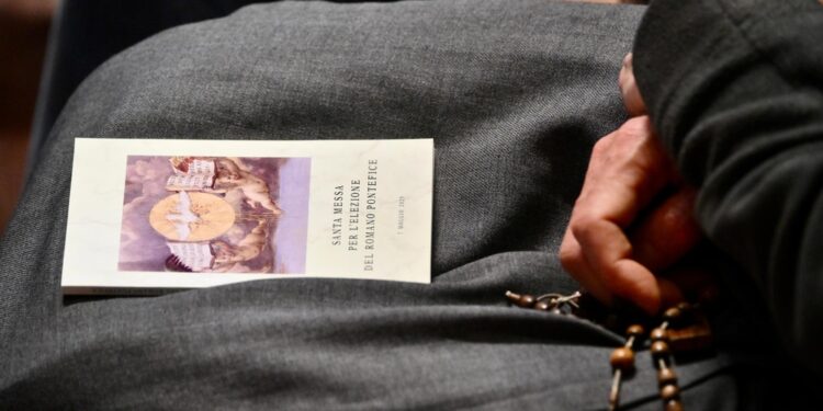 Celebrata dal cardinale Re. Alle 16.30 al via il conclave