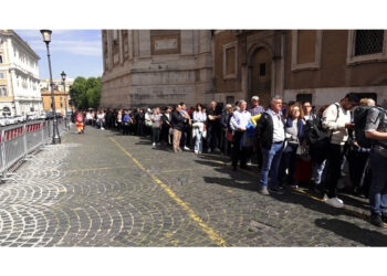 'E' bianca abbiamo il Papa' foto e selfie a sepolcro Bergoglio